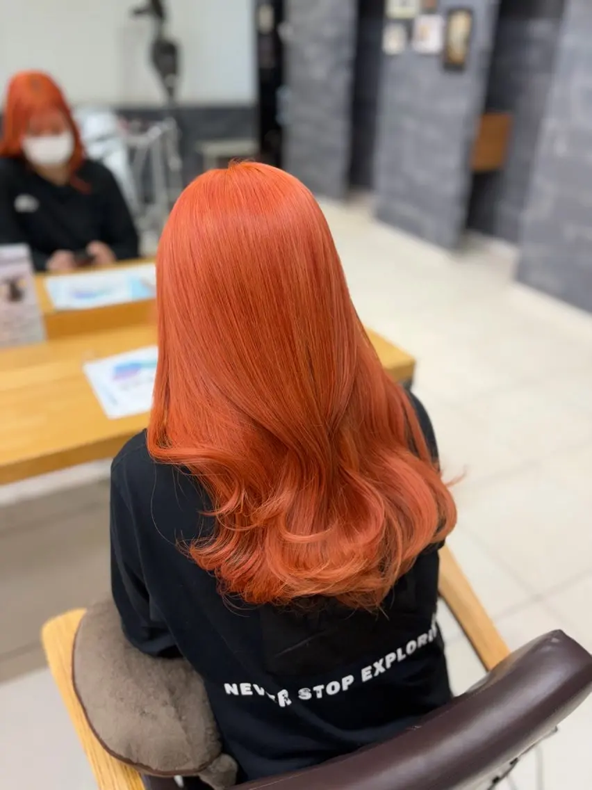 セミロング カラー ブリーチ ハイトーンカラー オレンジ ヘアカラー 🩵さき🤍 可愛いを叶える美容師のヘアスタイル