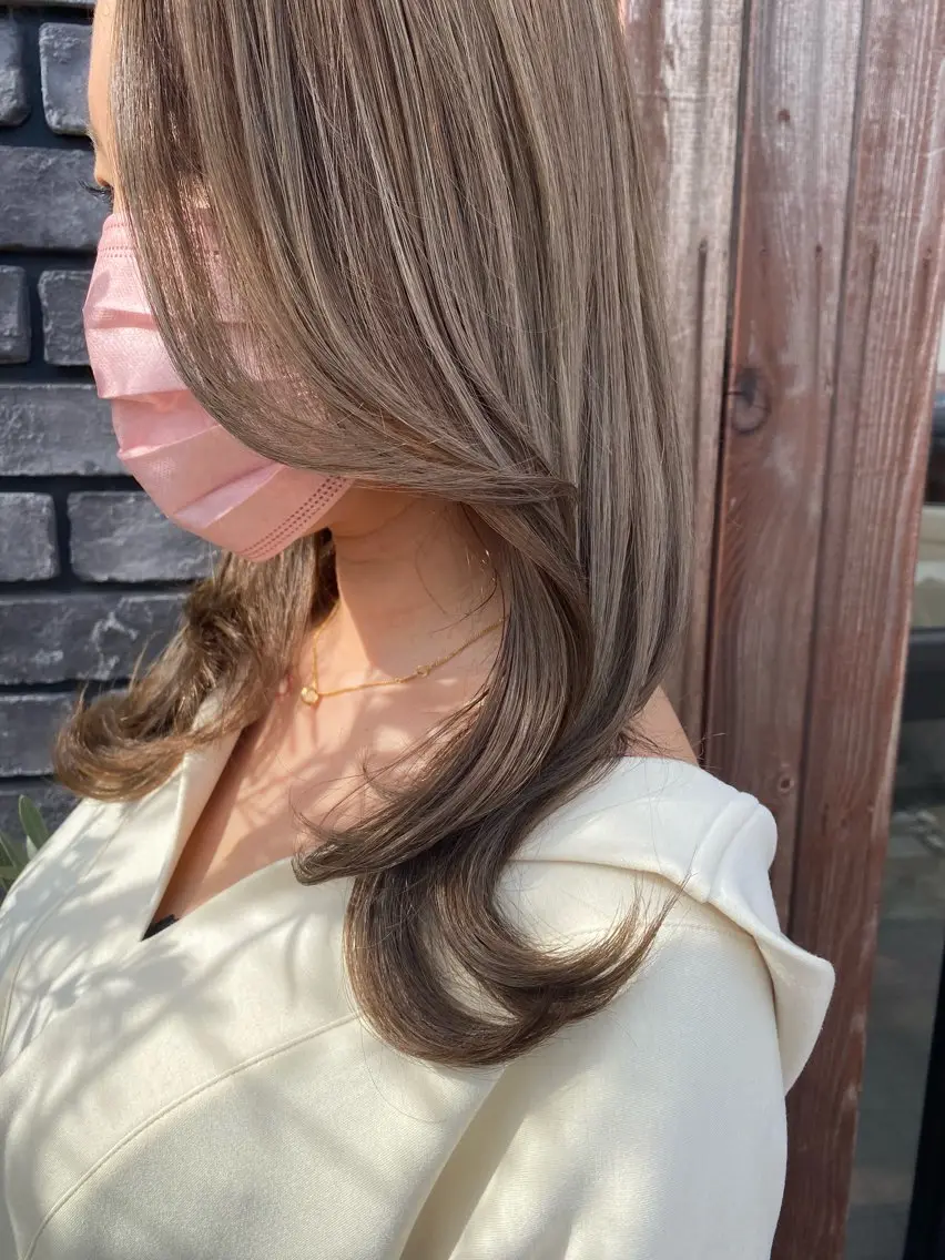 ミディアム くびれヘア 伸ばしかけ ハイライト ヘアカラー 瀬尾 亜沙美のヘアスタイル