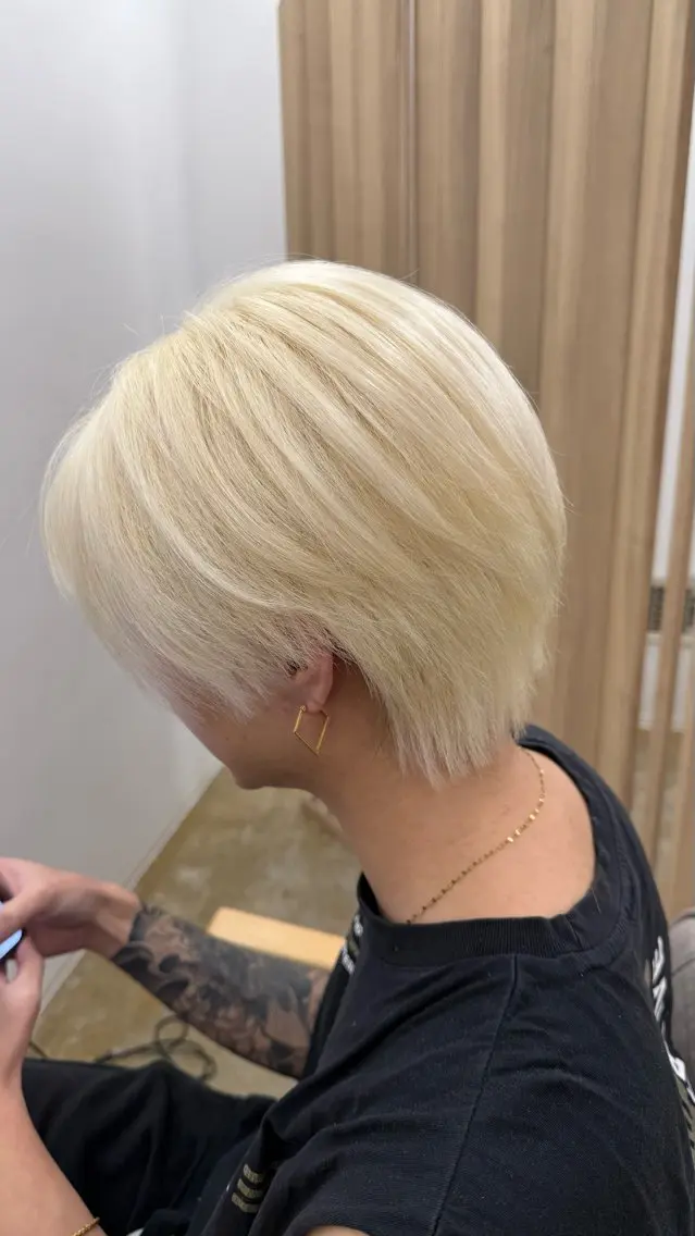 ショート カラー メンズ ヘアカラー 艶髪✖️ハイトーン 🫧YURIA🫧のヘアスタイル