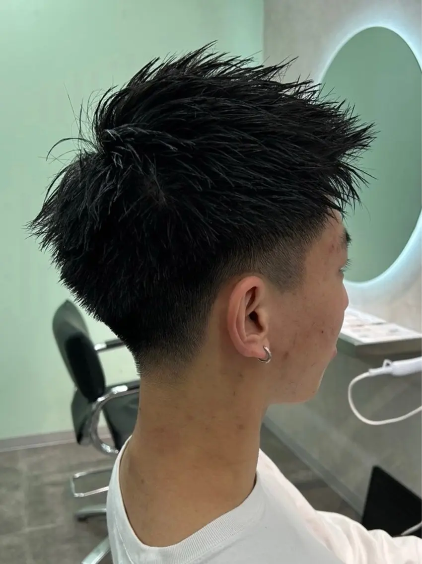 メンズ アップバング メンズショート 刈り上げ 保立フェザーパーマ 大人メンズヘア船橋駅のヘアスタイル