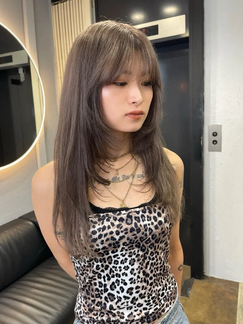 ロング カラー ブリーチ ケアブリーチ デザインカラー ダブルカラー イヤリングカラー ヘアカラー トリートメント TATSUブリーチ/ ミルクティーベージュのヘアスタイル