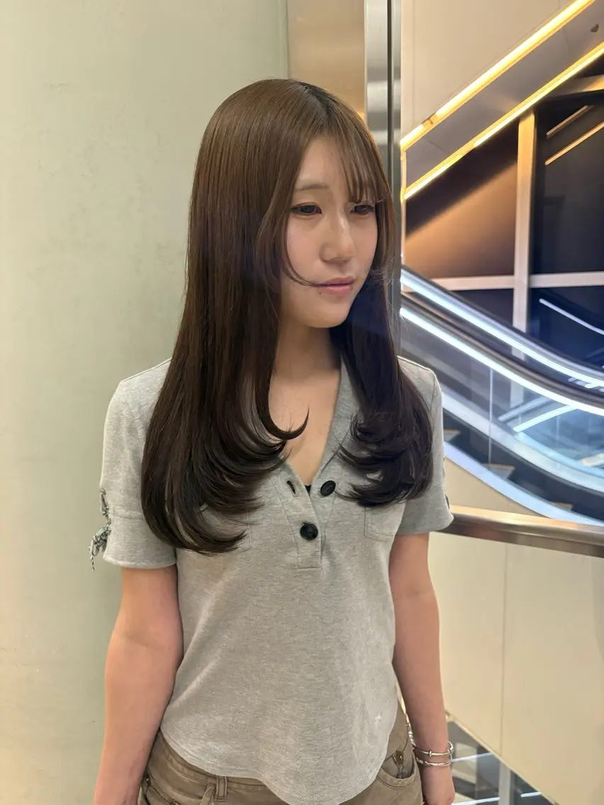 ロング レイヤーカット ローレイヤー ‘AXIS Hinataのヘアスタイル