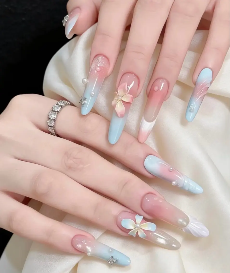 ネイル フットネイル フレンチネイル グラデーション 氷ネイル・うるうるネイル 韓国ネイル ハンドネイル Lynn_ Nailのネイルデザイン
