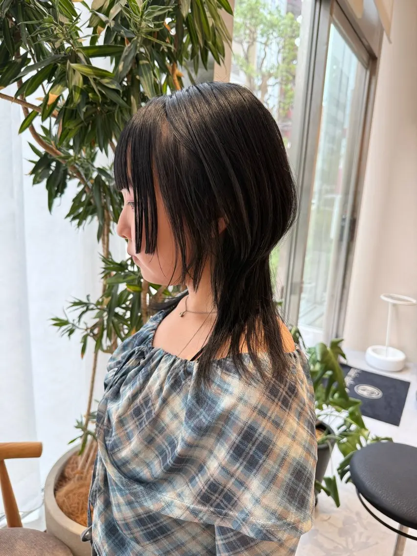 セミロング カラー カット ヘアカラー トリートメント ヘッドスパ ヘアセット ミオ💎ショート 透ける暗髪のヘアスタイル