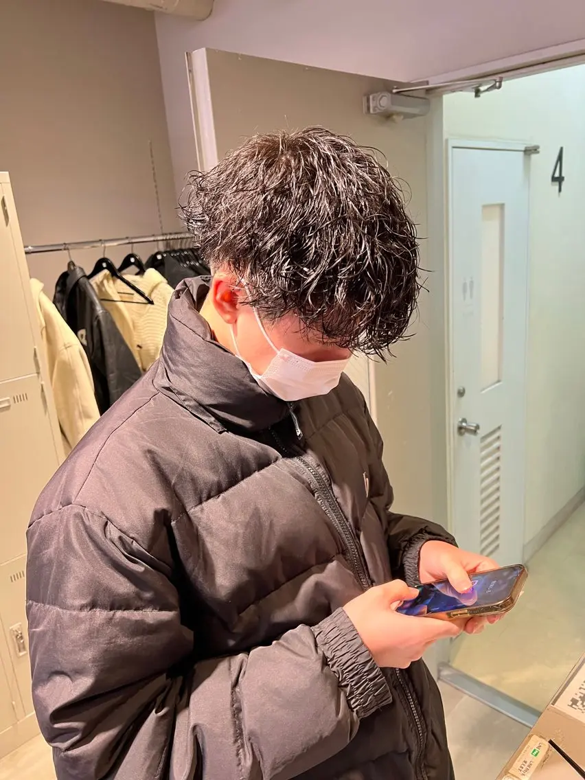 ミディアム パーマ メンズ ミディアムパーマ センターパート メンズ韓国風 韓国マッシュ マッシュウルフ メンズパーマ特化 TAIGAのヘアスタイル