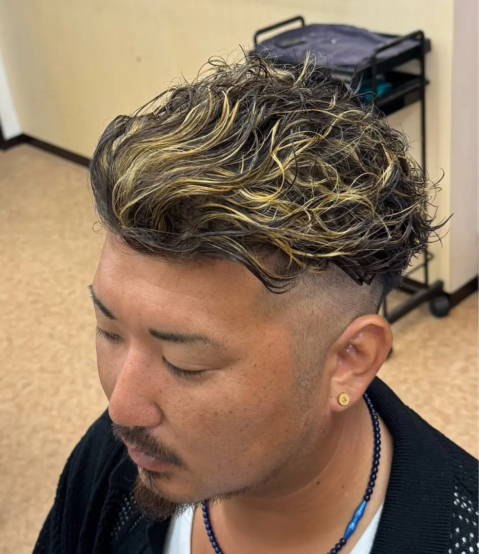 ミディアム メンズ ミディアムパーマ メンズハイライト メンズパーマ ハイライト カット ヘアカラー パーマ 焼津メンズパーマ特化 大石雄生のヘアスタイル