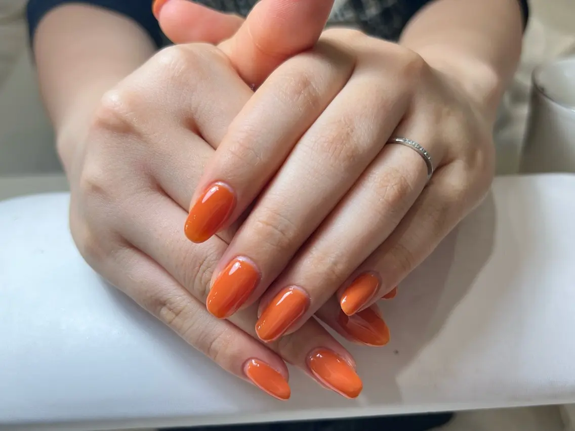 ネイル アートネイル ワンカラーネイル オレンジ シンプルネイル ハンドネイル LYYM Salon Nikoのネイルデザイン
