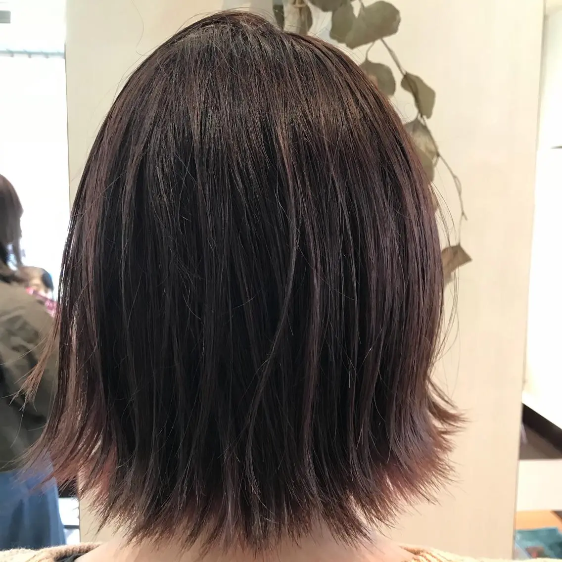 ショート カラー パーマ ヘアアレンジ 結婚式・ブライダル 切りっぱなしボブ 前下がりボブ アッシュ ベージュカラー カズキ/くびれヘア/ レイヤー/透け感のヘアスタイル