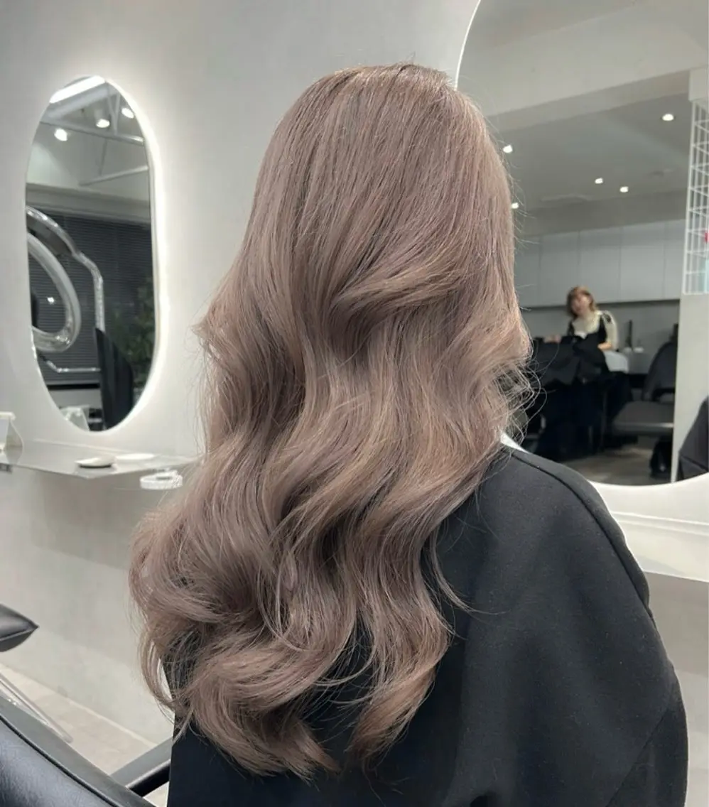 ロング カラー ベージュカラー ブリーチ グレージュ ハイトーンカラー ミルクティーベージュ ヘアカラー 表参道/ハイライト バレイヤージュのヘアスタイル