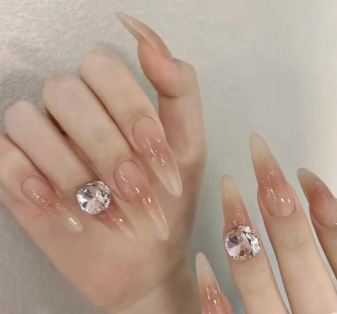 💕大人気チークネイル+パーツ2本💕の写真