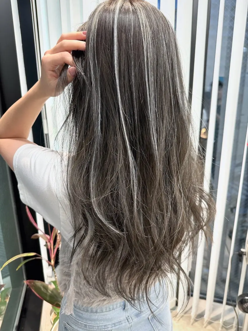 ロング ハイライト ヘアカラー 🔷ブリーチバレイヤ ージュ🔷飯野達也のヘアスタイル