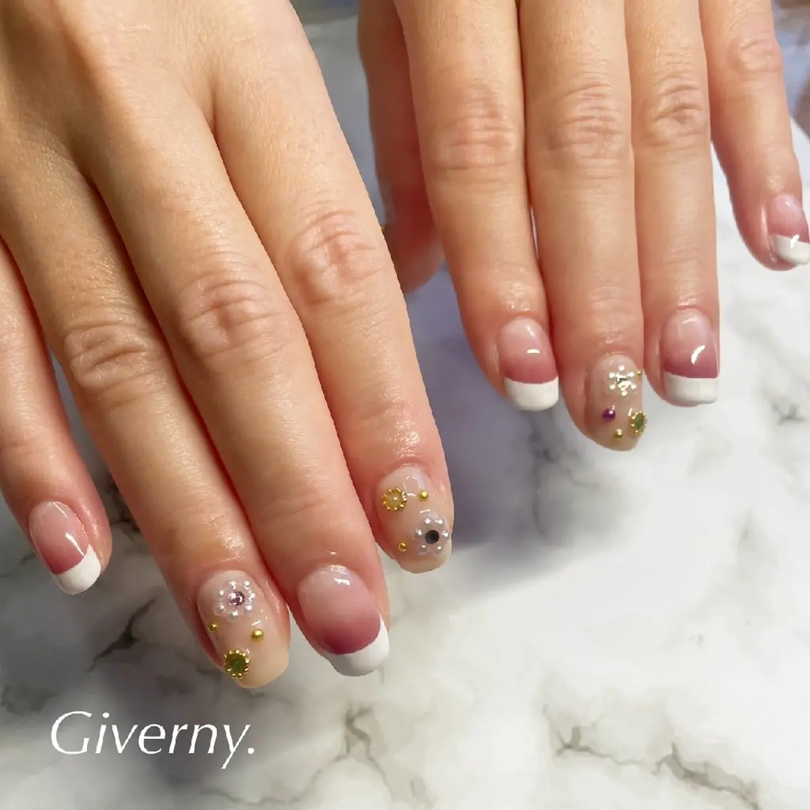 ネイル フラワーネイル フレンチネイル グラデーション ハンドネイル Giverny .のネイルデザイン