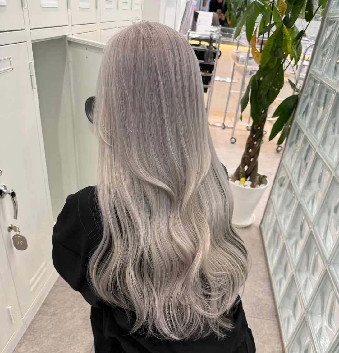 ロング カラー ヘアアレンジ シルバー ブリーチカラー💫 Miku🫶🏻のヘアスタイル