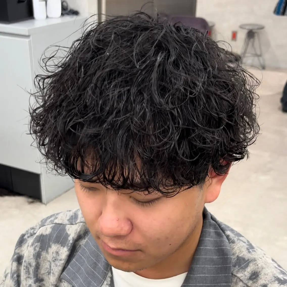 ショート カラー パーマ メンズ 波巻きパーマ カット パーマ ヘッドスパ ヘアセット センターパート マスターかずまのヘアスタイル