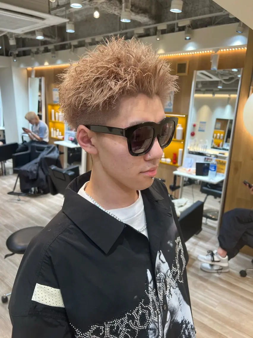 ショート カラー ヘアアレンジ メンズ スパイキーショート ベージュカラー ミルクティーベージュ ホワイトミルクティーベージュ ショートヘア スパイキーの鬼 ヒロムのヘアスタイル