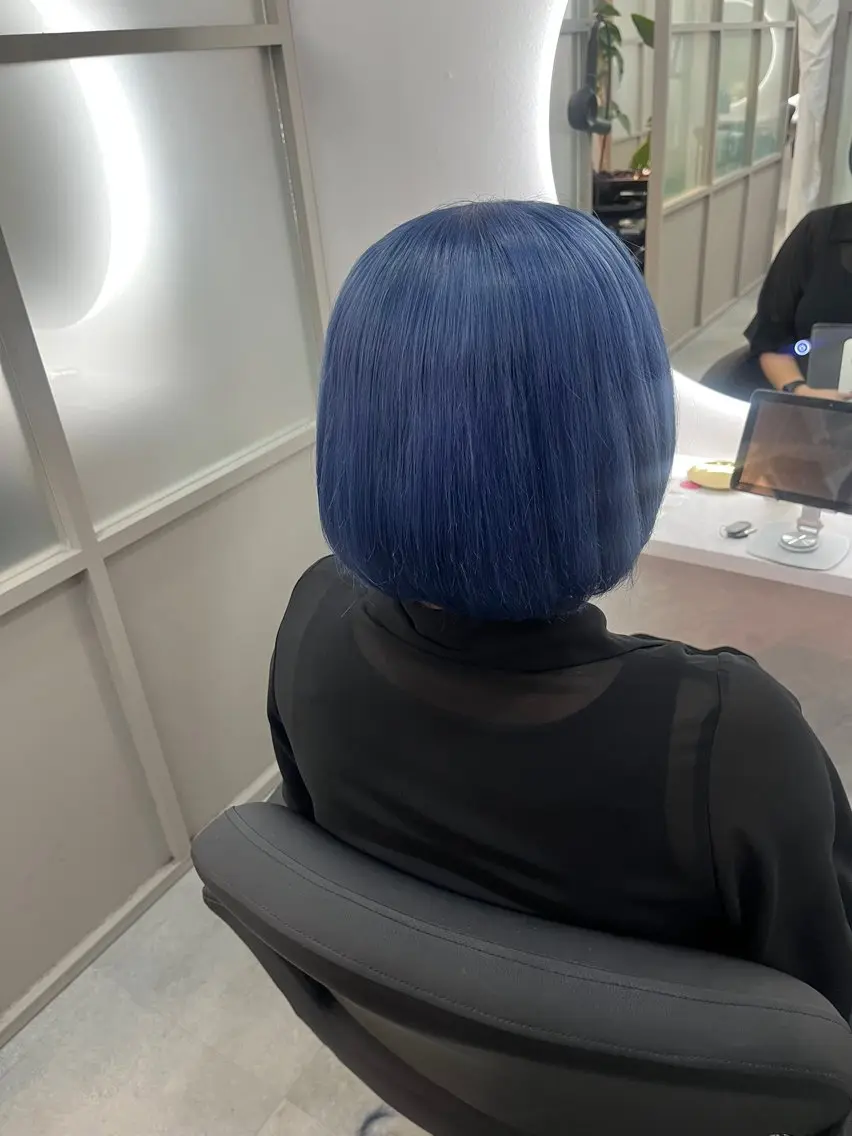ショート カラー ブリーチ ネイビーカラー 山下 明子のヘアスタイル