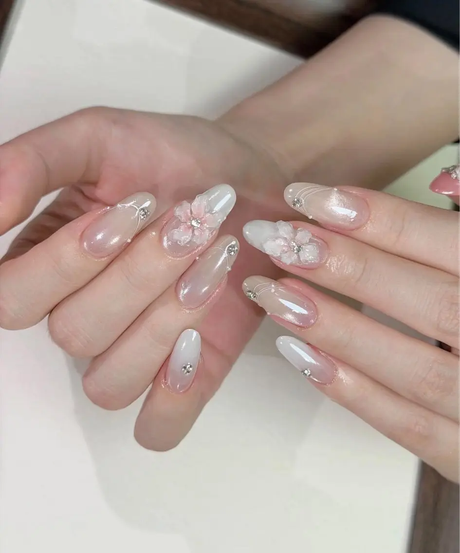 ネイル フラワーネイル フレンチネイル ガーリー キラキラネイル 韓国ネイル ハンドネイル ハンドケア Anna Melia Nailのネイルデザイン