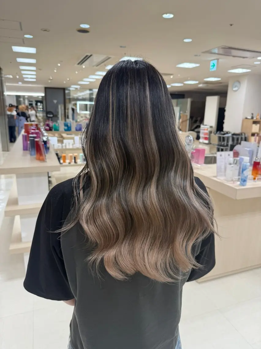 ロング ヘアカラー 岡田 和馬のヘアスタイル