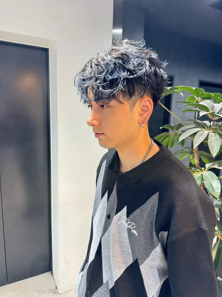ショート カラー パーマ ヘアアレンジ メンズ メンズブリーチ センターパート メンズハイライト メンズハイトーン マッシュ カット トリートメント ヘッドスパ ヘアセット スパイキー/フェザー /波巻き/かいとのヘアスタイル