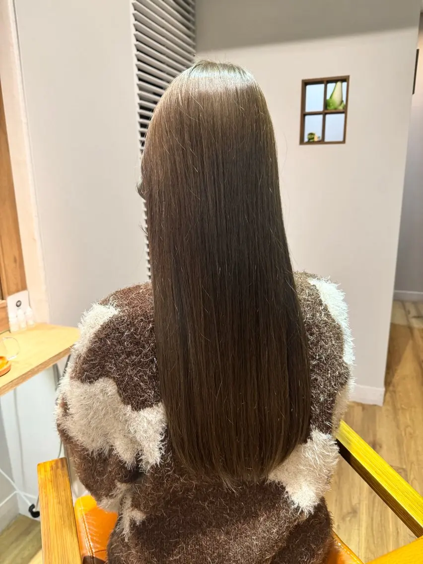 ロング カラー ベージュカラー オリーブベージュ ヘアカラー トリートメント ツキダテ ユイのヘアスタイル