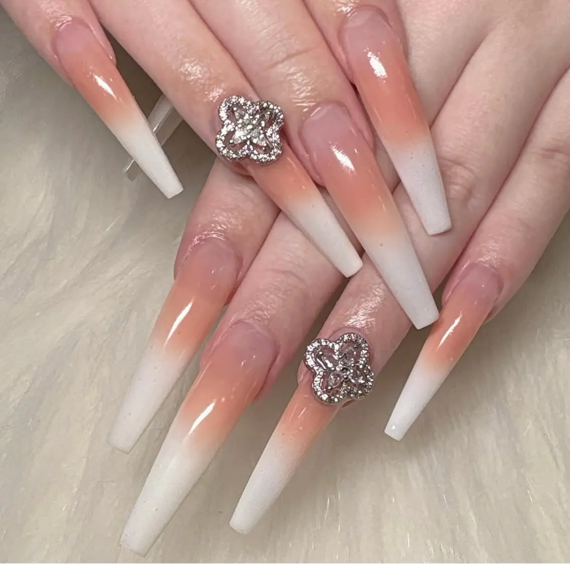 ネイル グラデーション キラキラネイル ワンカラーネイル 冬ネイル Jenn Nail Salonのネイルデザイン