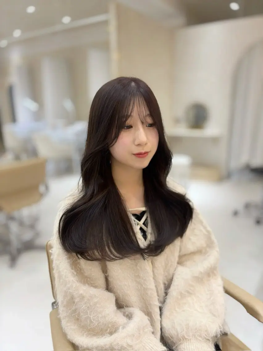 ロング チョコレートブラウン カット ヘアカラー トリートメント りほ/顔周りカット/ レイヤーカットのヘアスタイル