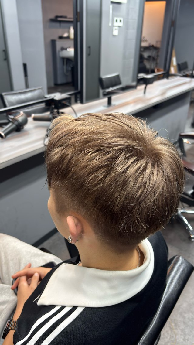 カラー メンズ メンズブリーチ アッシュ ブリーチ ミルクティーアッシュ ヘアカラー 内山 拓実のヘアスタイル