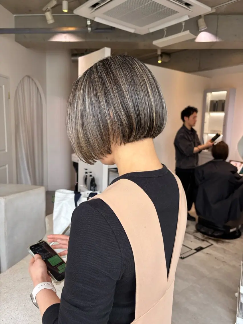 ショート ハイライト カット ヘアカラー トリートメント 早稲田 千尋のヘアスタイル