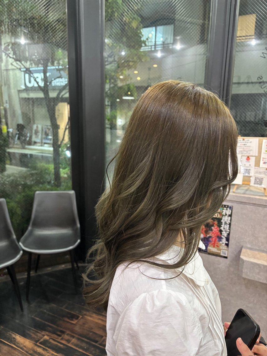カラー ブリーチ ブラウンカラー 透明感カラー オリーブブラウン 岡元 舞湖のヘアスタイル