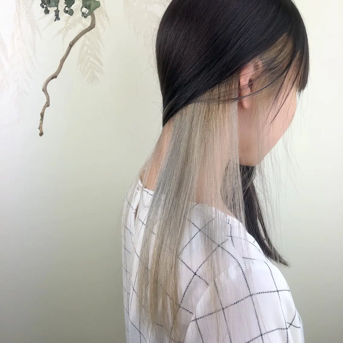 ミディアム カラー インナーカラー 推し ブリーチ 髪質改善のヘアスタイル