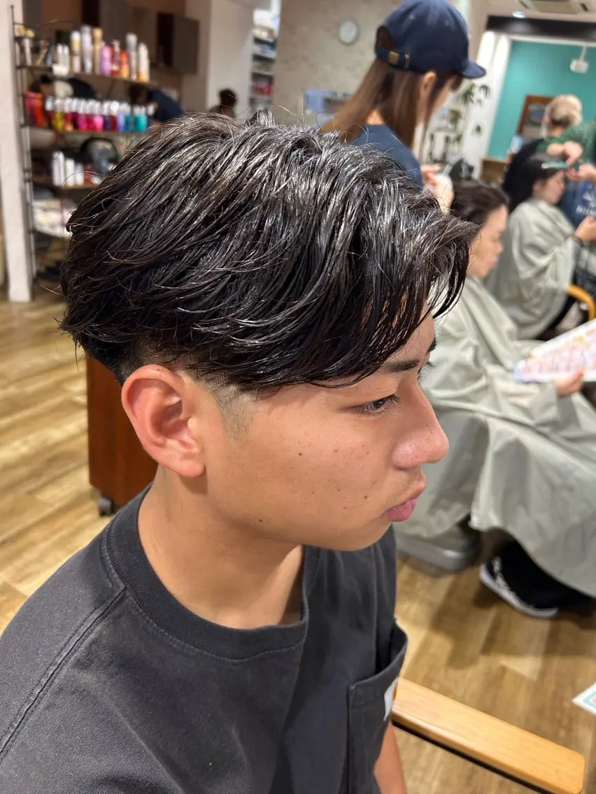 ミディアム パーマ メンズ ミディアムパーマ フェザーパーマ メンズパーマ カット パーマ 鶴田 将清のヘアスタイル