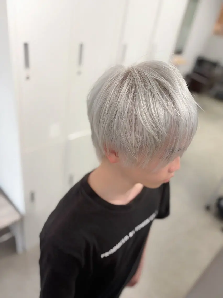 カラー メンズ メンズブリーチ メンズハイトーン メンズ韓国風 メンズウルフカット ブリーチ カット ヘアカラー トリートメント ブリーチ/髪質改善/ レイヤー/YUTOのヘアスタイル