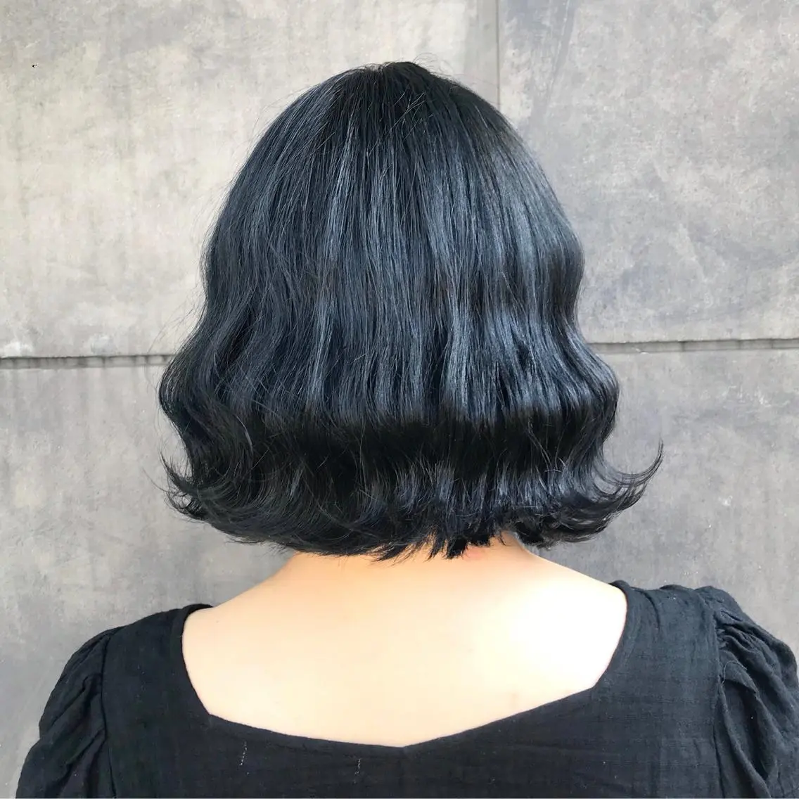 ショート カラー ブリーチ ブルーカラー ネイビーカラー タンバルモリ ムルギョル巻き K-POP好き美容師 🇰🇷Kai.Yのヘアスタイル