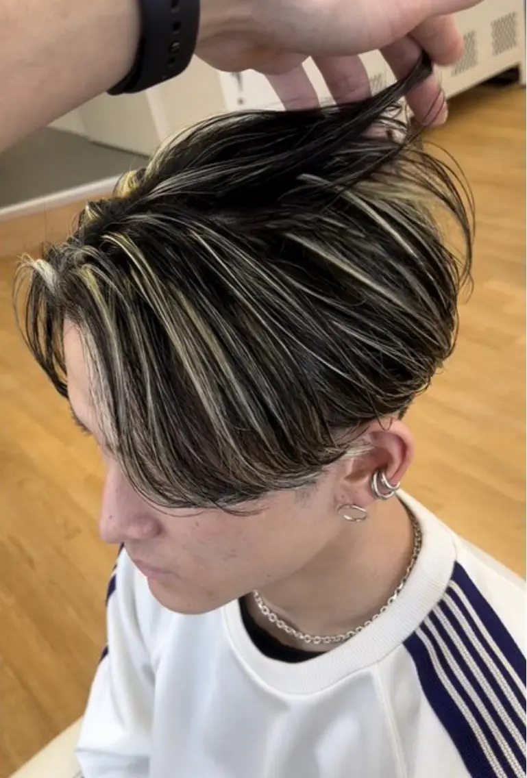 カラー 抜きっぱなしブロンド ハイライトカラー 高木 陸斗のヘアスタイル