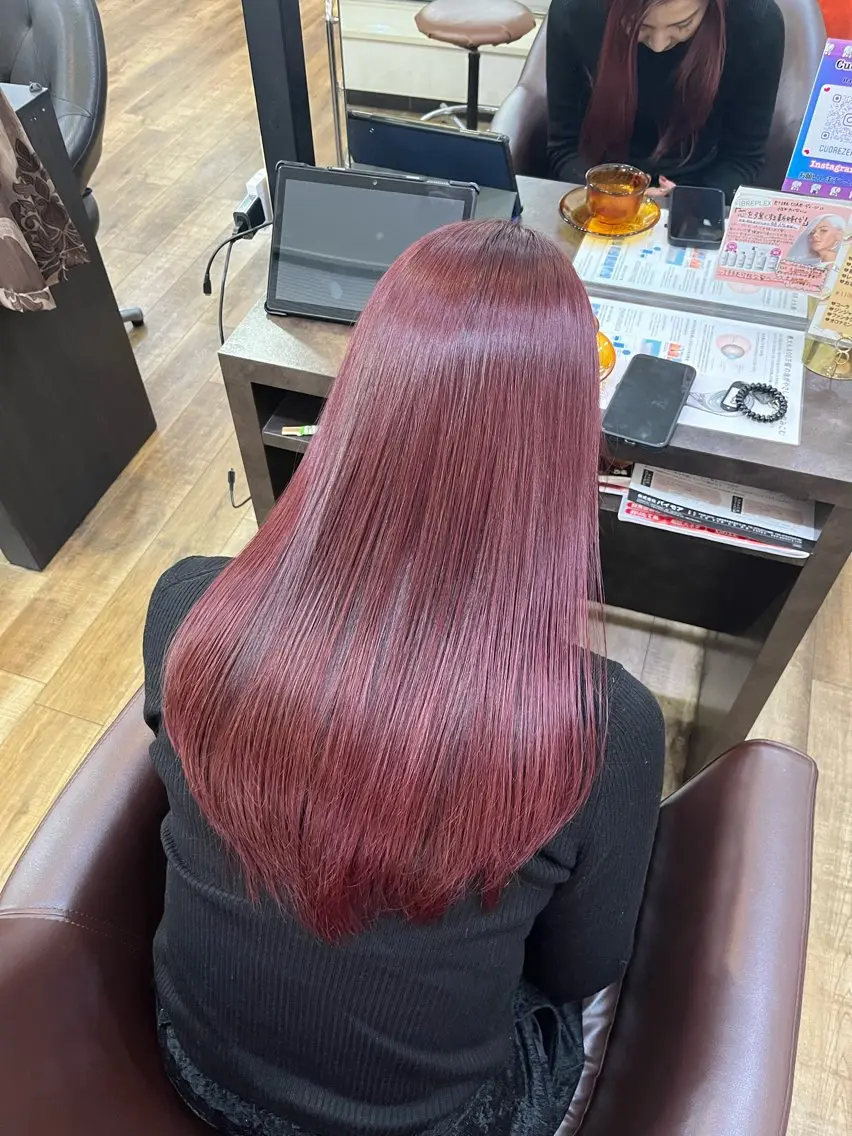 ロング カラー ヘアアレンジ ピンクカラー パープルカラー レッドカラー ヘアカラー トリートメント きむえり/髪質改善 /うねり広がり改善のヘアスタイル