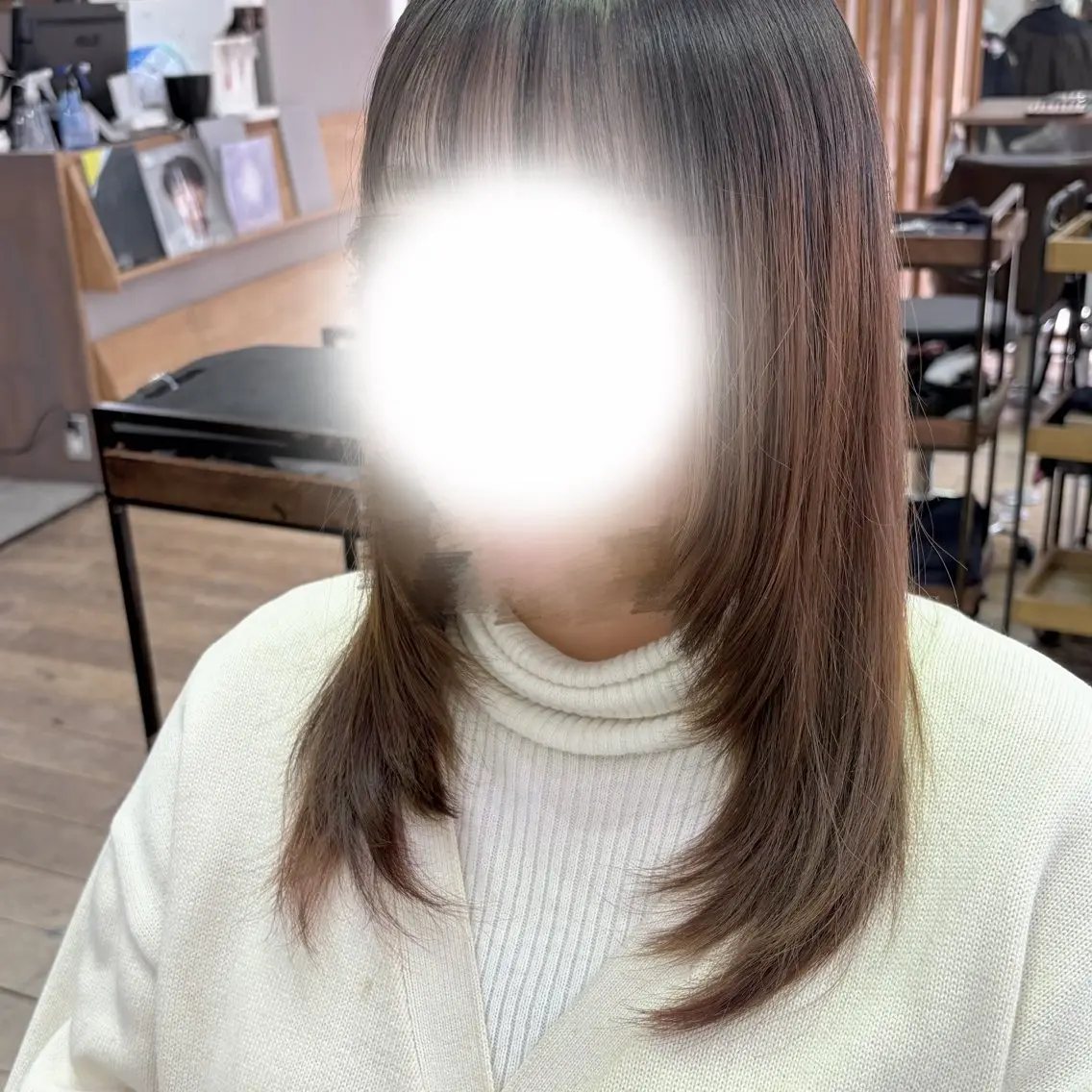 ミディアム レイヤーカット 瓦井 沙奈のヘアスタイル
