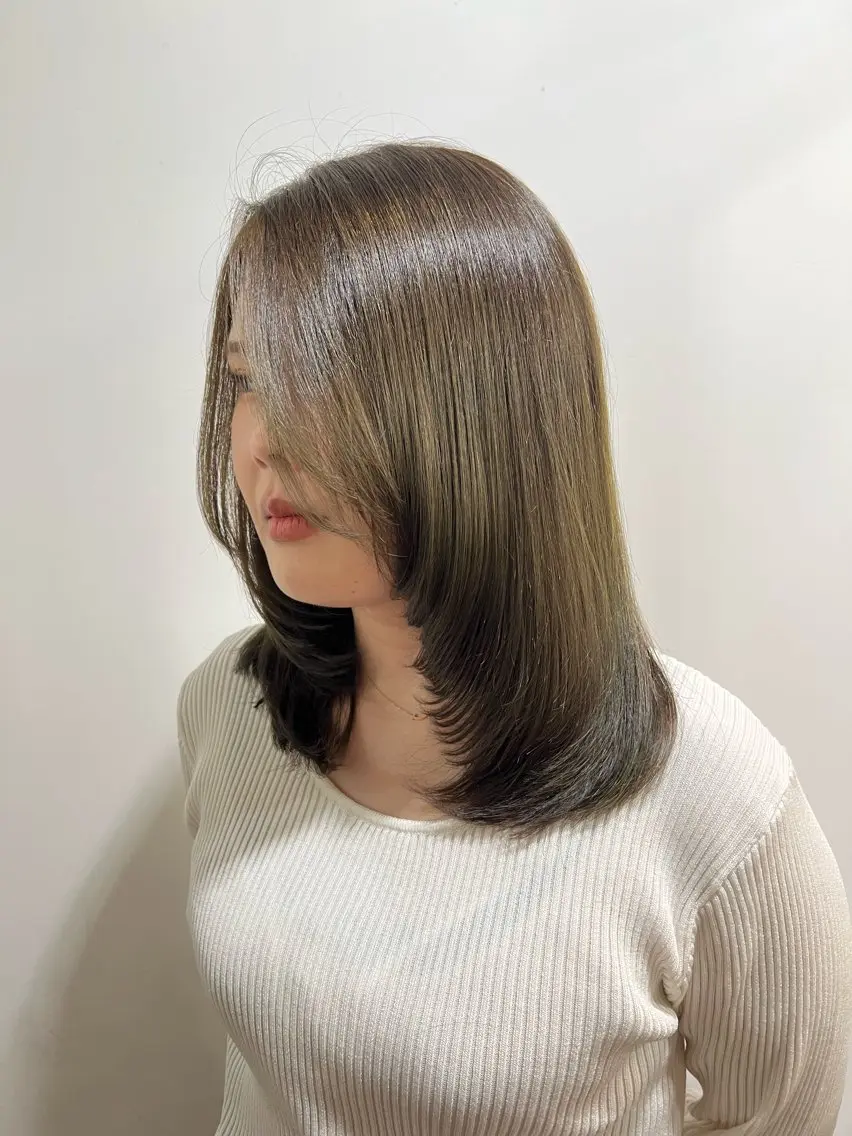 ミディアム 顔まわりレイヤー 顔周りカット レイヤーカット ワタナベ モカ🦢ダブルカラーのヘアスタイル
