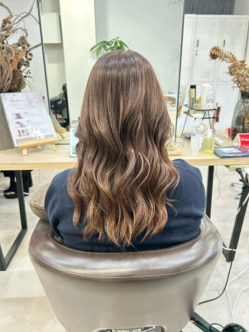 セミロング ラベンダーベージュ ヘアカラー 光を纏うツヤ感ロング Natsuki🤍のヘアスタイル