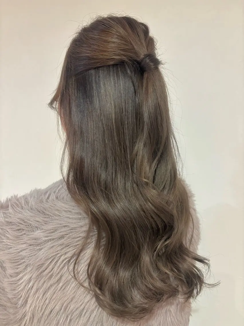ロング ハイライト 艶•透明感カラー フィーシーのヘアスタイル