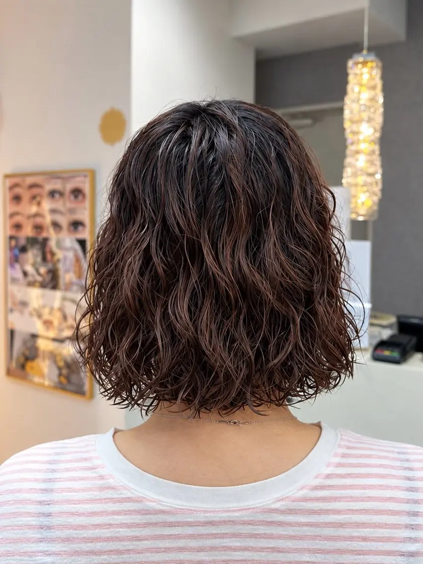 ミディアム カット パーマ 韓国風　白髪ぼかし NAOTOのヘアスタイル