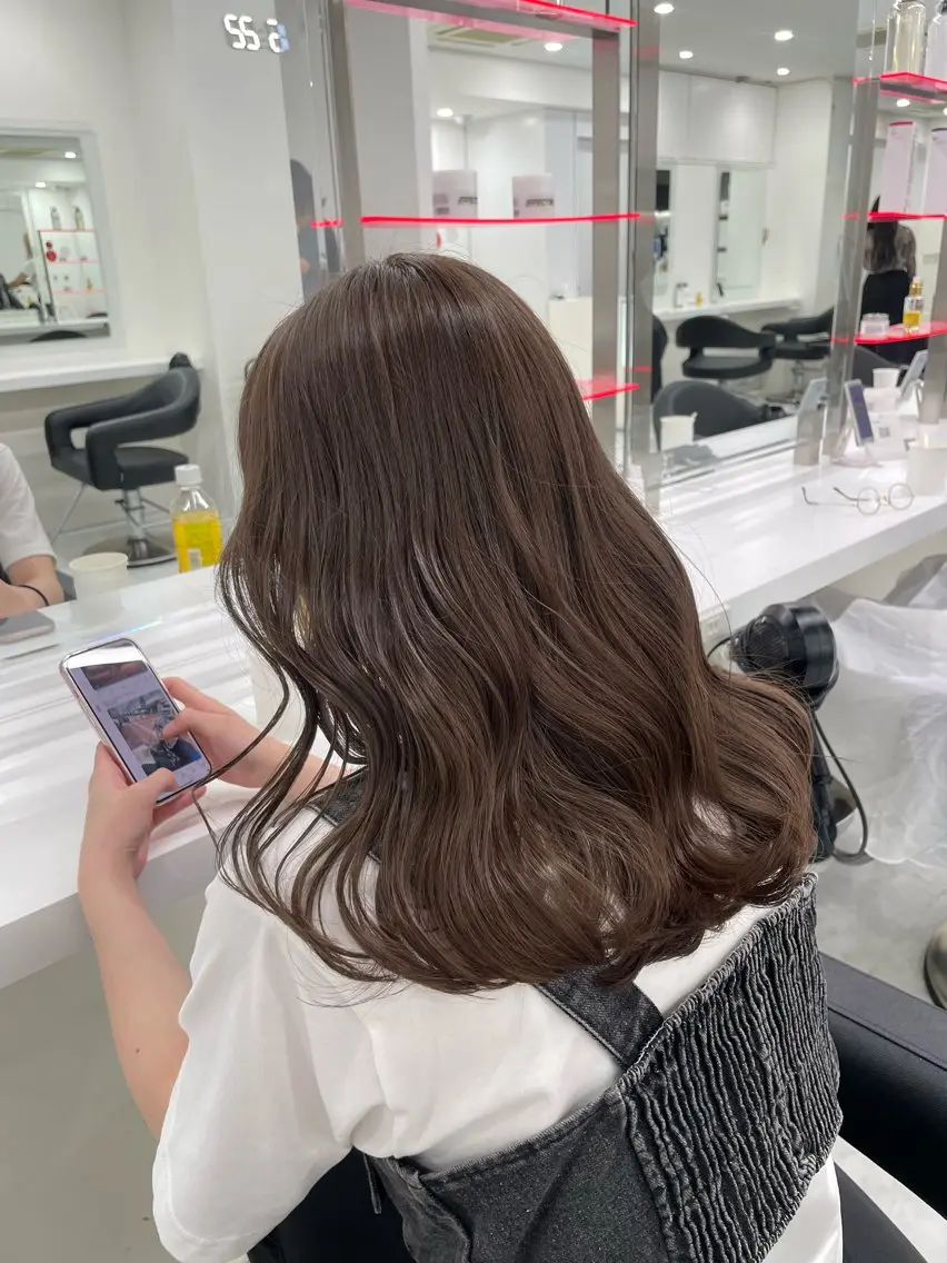 ロング カラー グレージュ ミルクティーグレージュ ラベンダー💜 グレージュ🩶のヘアスタイル