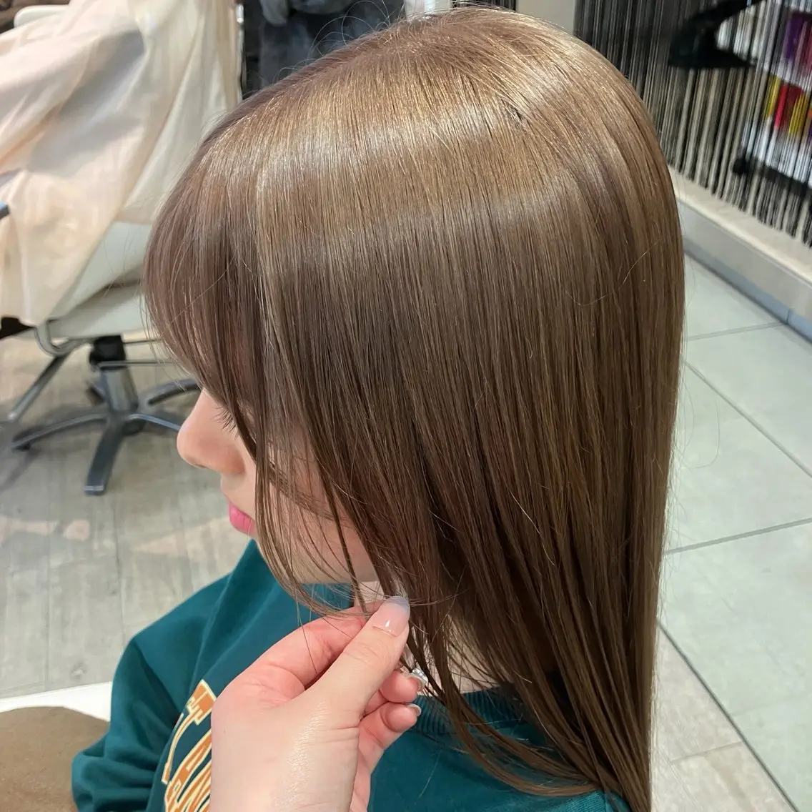 ロング カラー ベージュカラー ブリーチ 透明感カラー ミルクティーベージュ ヘアカラー レイヤー/縮毛矯正 / 岡本美優のヘアスタイル