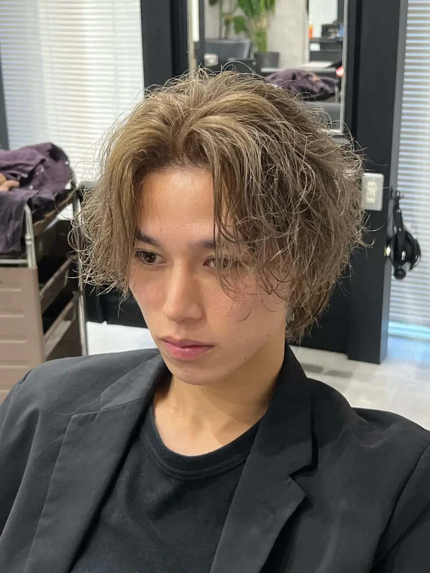 ミディアム カラー メンズ センターパート ベージュカラー カット ヘアカラー メンズ特化パーマ &カラー🔥小倉大和のヘアスタイル
