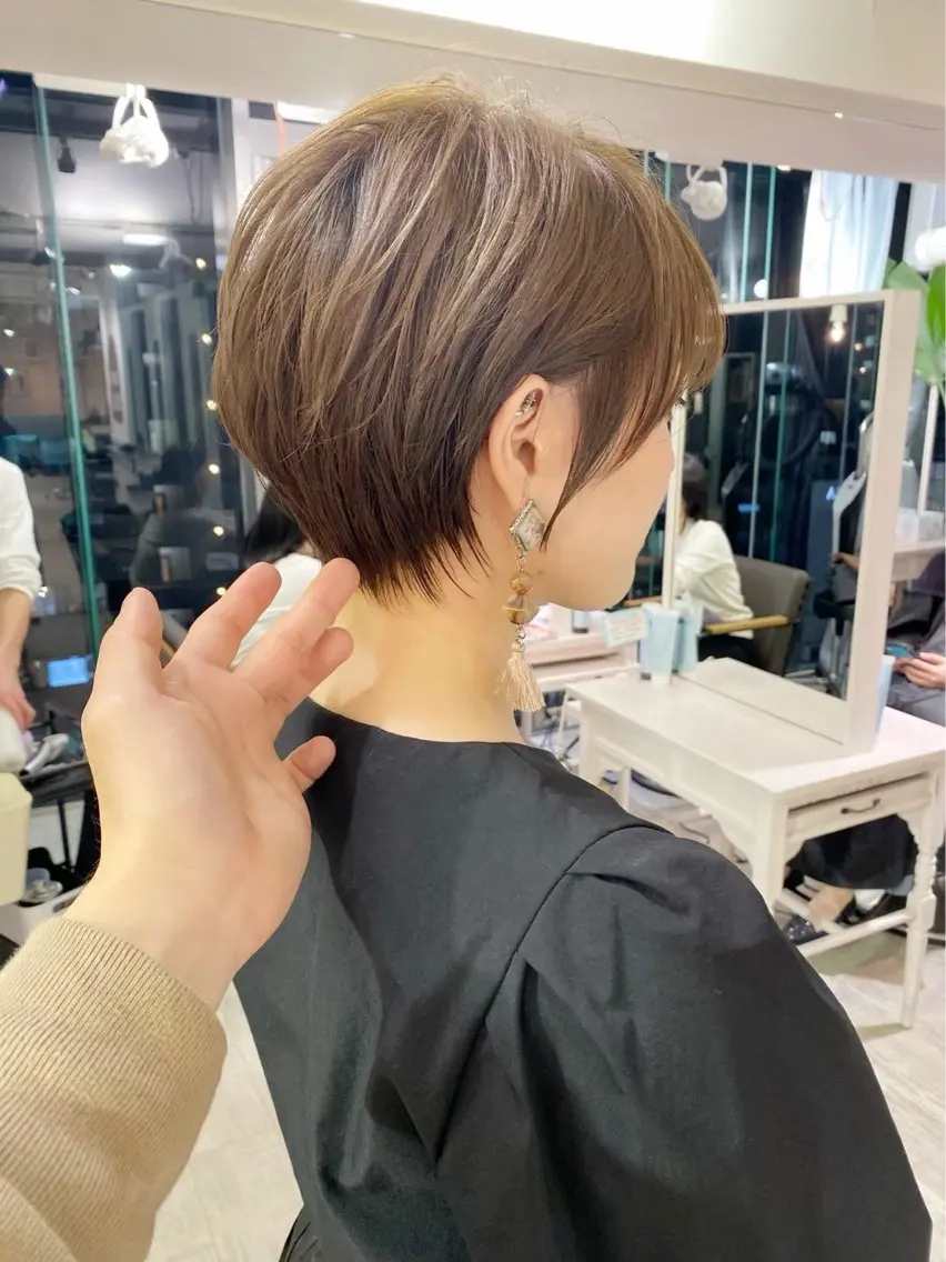 ショート くびれヘア 顔周りカット ハッシュカット 髪質改善 韓国風ヘア カット ヘアカラー トリートメント 博多ベージュ 🐻松井傑のヘアスタイル