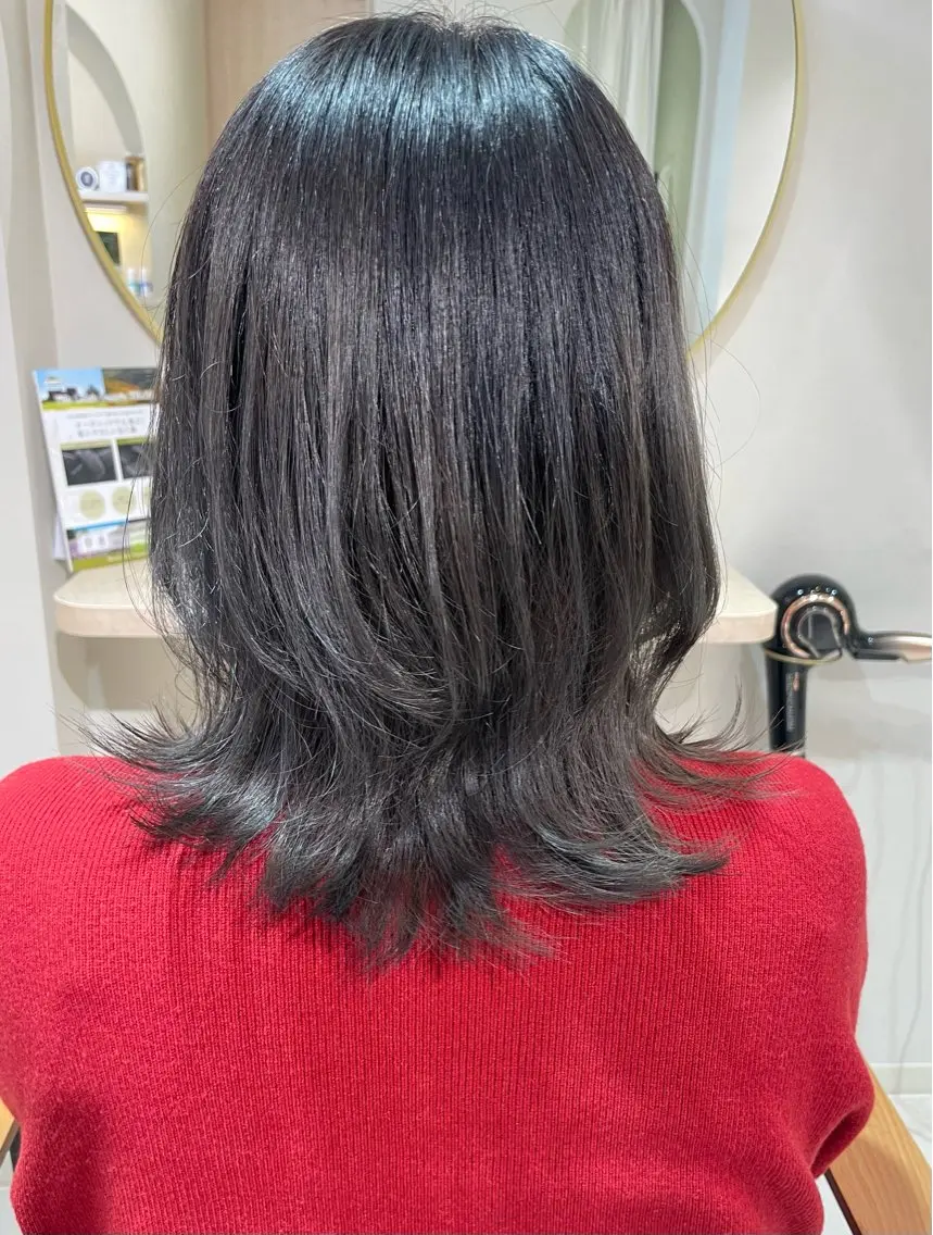 ミディアム カラー くびれヘア 外ハネヘア 目見田 茜のヘアスタイル