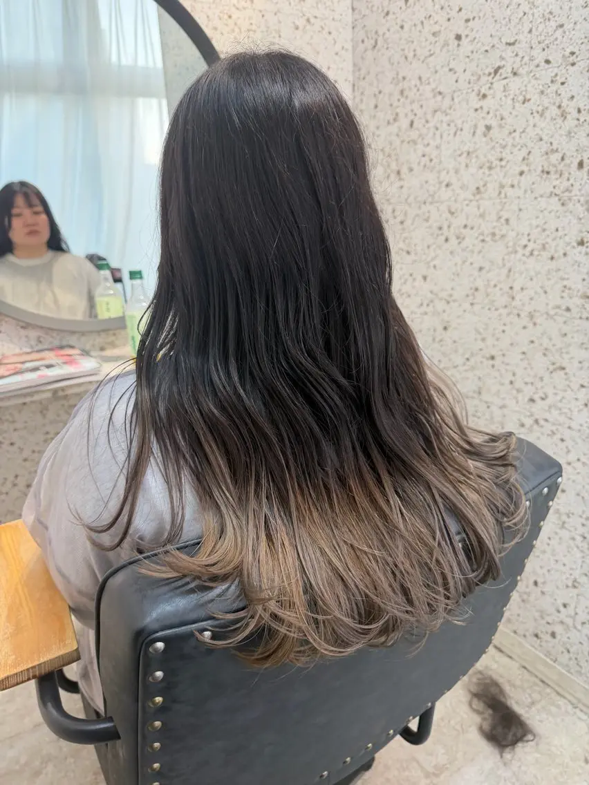 ロング カラー グラデーションカラー グレージュ ミルクティーグレージュ ヘアカラー トリートメント SHOTO ハイトー ン/ブロンドカラーのヘアスタイル