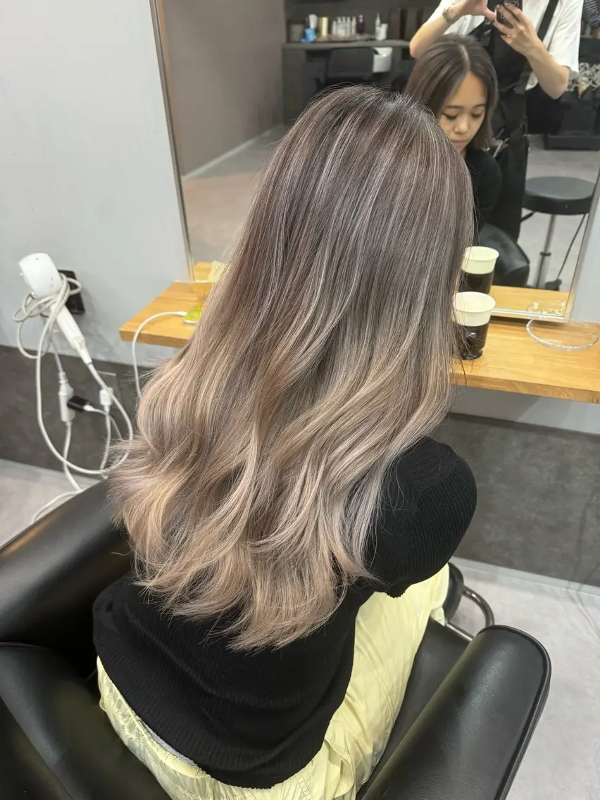 ロング カラー カット ヘアカラー トリートメント ミルクティーカラー グレージュ　高山慧輔のヘアスタイル