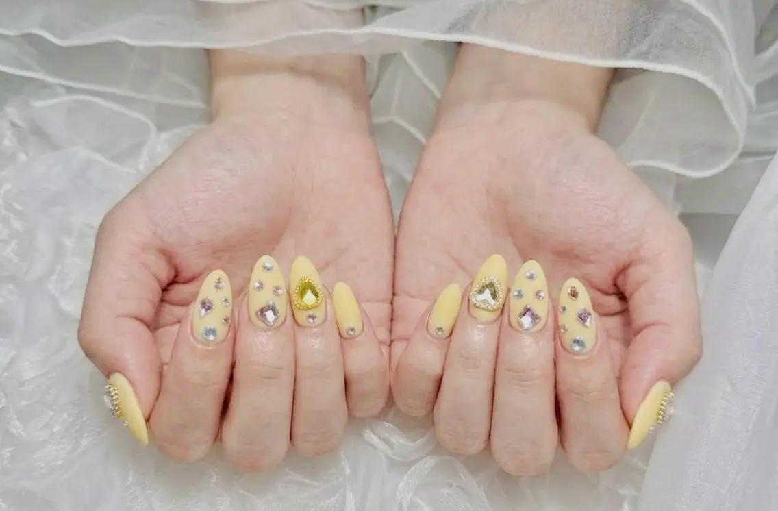 ネイル ジェルネイル キラキラネイル ストーンネイル 黄色 Michan Nailのその他イメージ