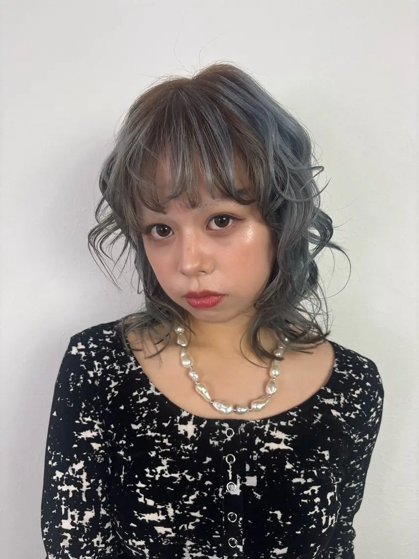 ミディアム ヘアカラー ハイトーン・ショート 酸性ストレート/愛加のヘアスタイル