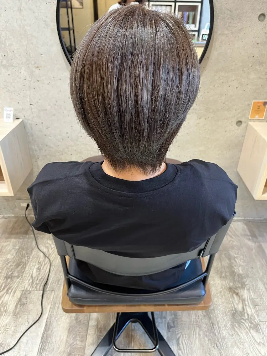 ショート カラー アッシュ アッシュグレー 下茂 菜々のヘアスタイル